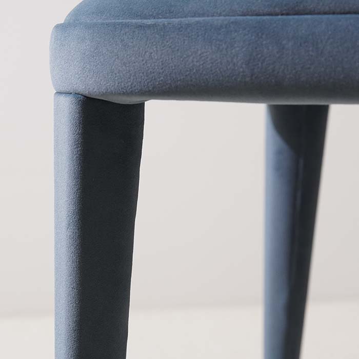 Chaise de salle à manger moderne tapissée de velours bleu