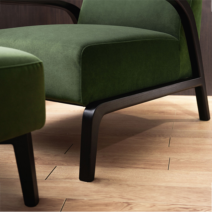 Chaise longue moderne avec accoudoirs en velours vert et repose-pieds