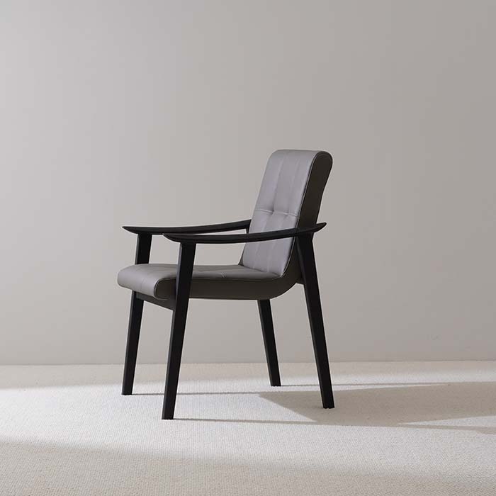 Fauteuil de salle à manger rembourré en cuir gris de luxe minimaliste avec pieds en bois