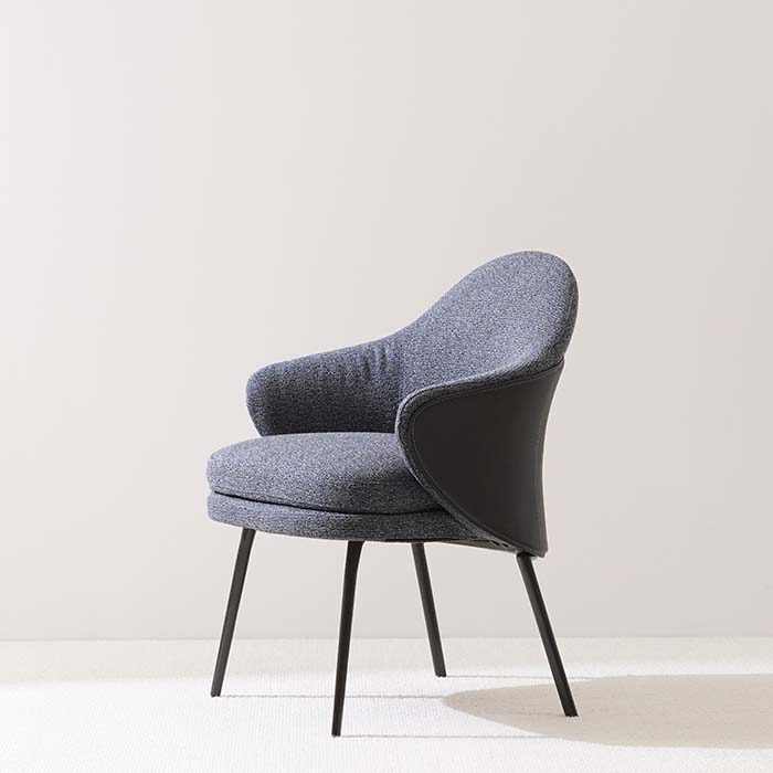 Fauteuil de salle à manger contemporain à dossier incurvé bleu tapissé