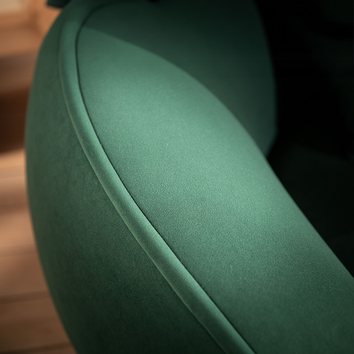 Canapé trois places incurvé moderne en velours vert foncé avec oreillers pour le salon