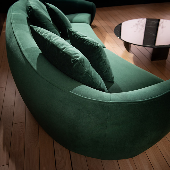 Canapé trois places incurvé moderne en velours vert foncé avec oreillers pour le salon