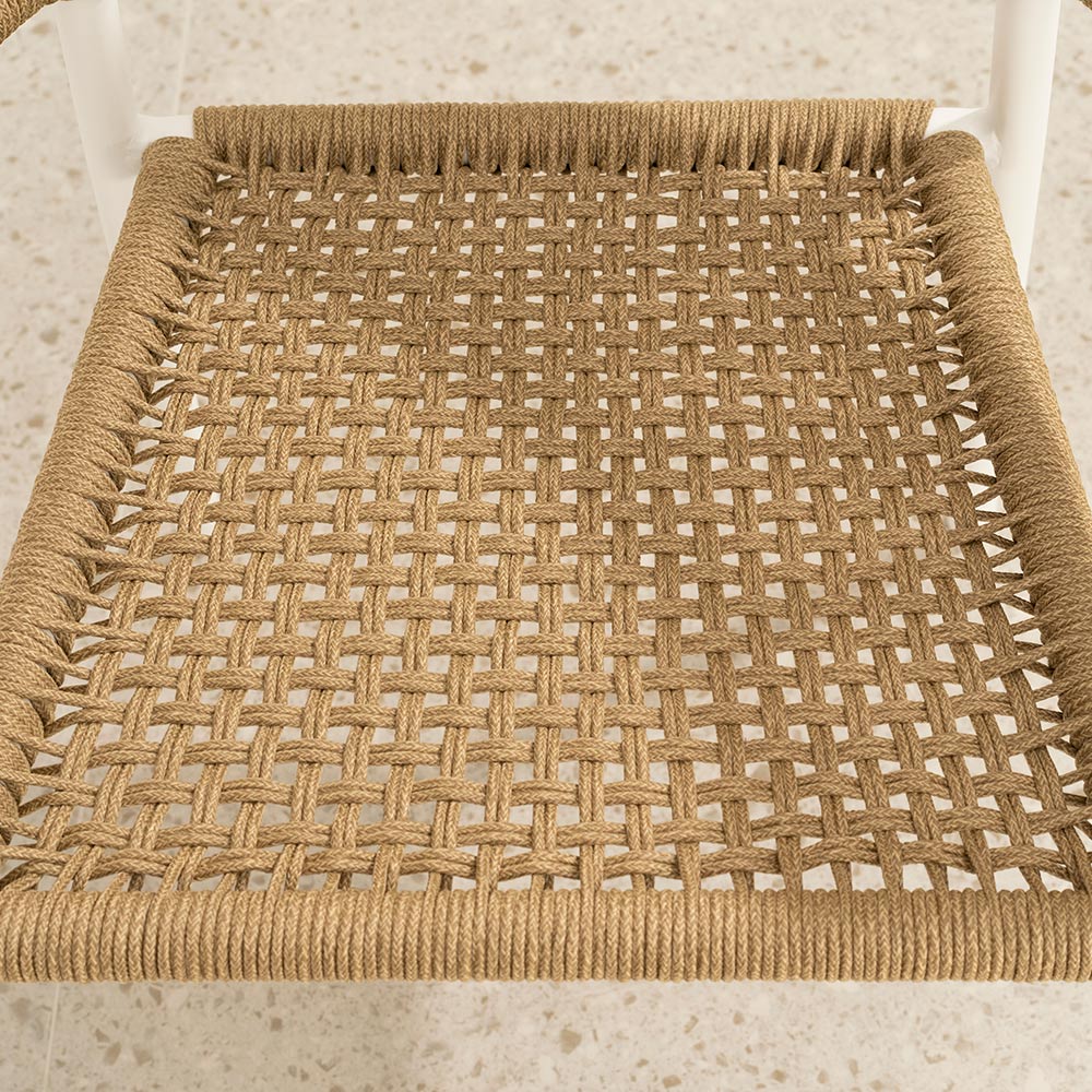 Chaise de salle à manger tissée par meubles extérieurs blancs en métal avec des bras