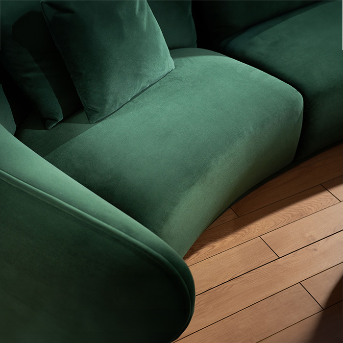 Canapé trois places incurvé moderne en velours vert foncé avec oreillers pour le salon