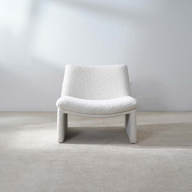 Chaise d'appoint italienne rembourrée carrée et douce en blanc 
