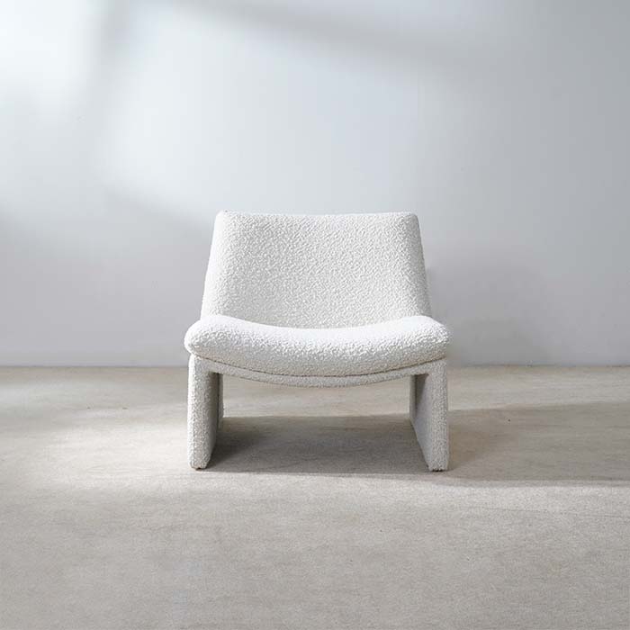 Chaise d'appoint italienne rembourrée carrée et douce en blanc 