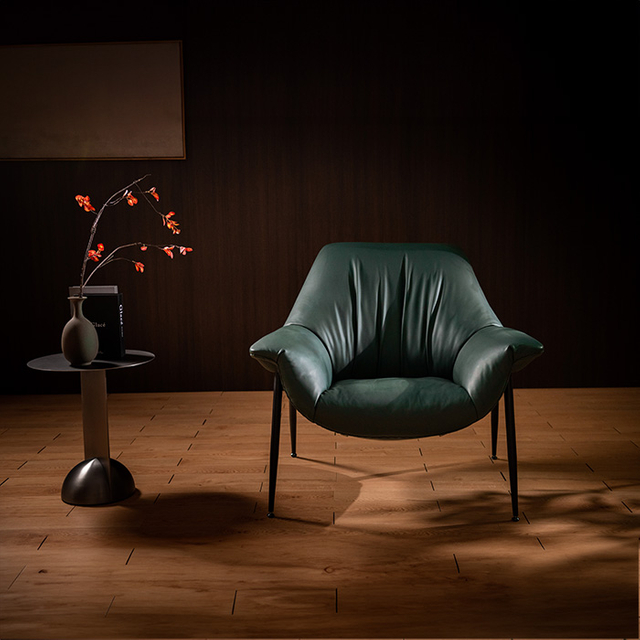 Fauteuil en cuir vintage, chaise longue rembourrée avec pieds en métal 
