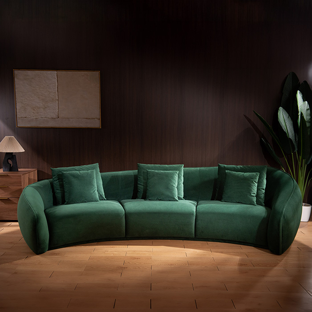 Canapé trois places incurvé moderne en velours vert foncé avec oreillers pour le salon