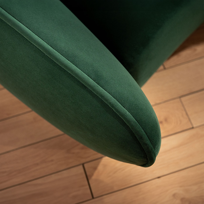 Canapé trois places incurvé moderne en velours vert foncé avec oreillers pour le salon