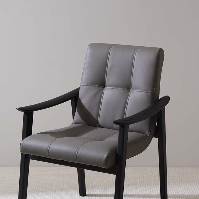 Fauteuil de salle à manger rembourré en cuir gris de luxe minimaliste avec pieds en bois