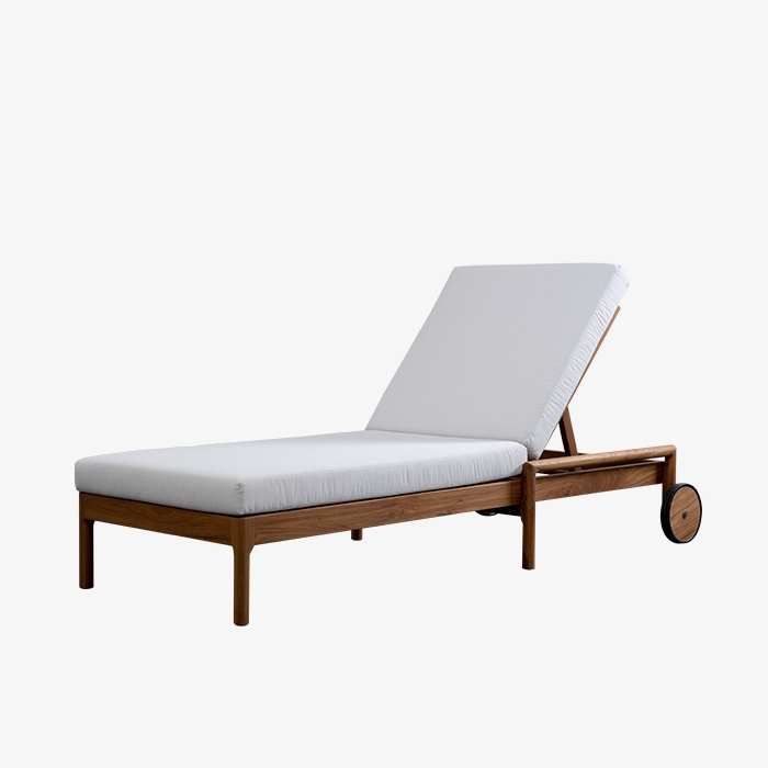 Chaise longue d\'extérieur réglable avec coussin