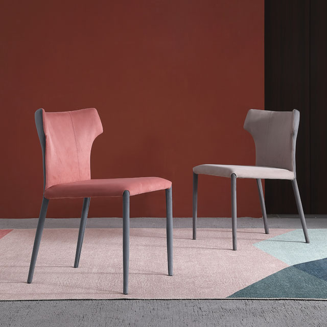 Chaise de salle à manger avec cadre en métal de couleur rose