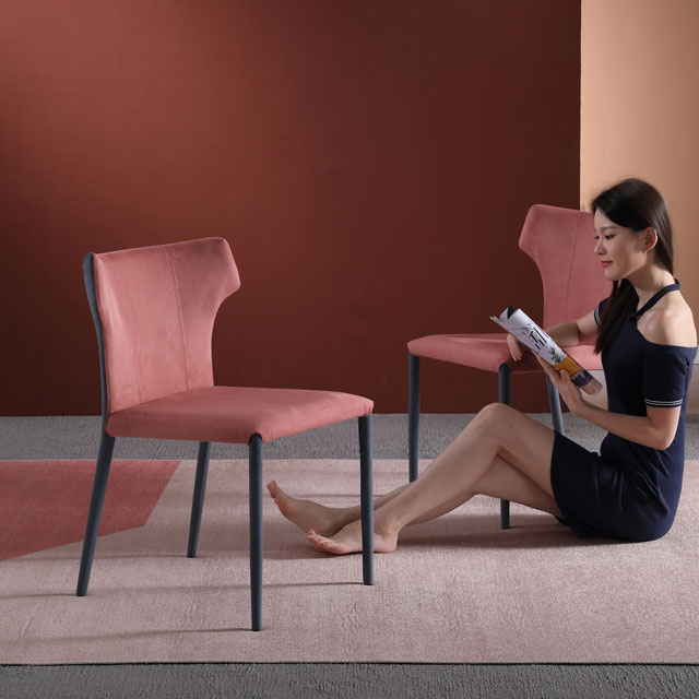 Chaise de salle à manger avec cadre en métal de couleur rose