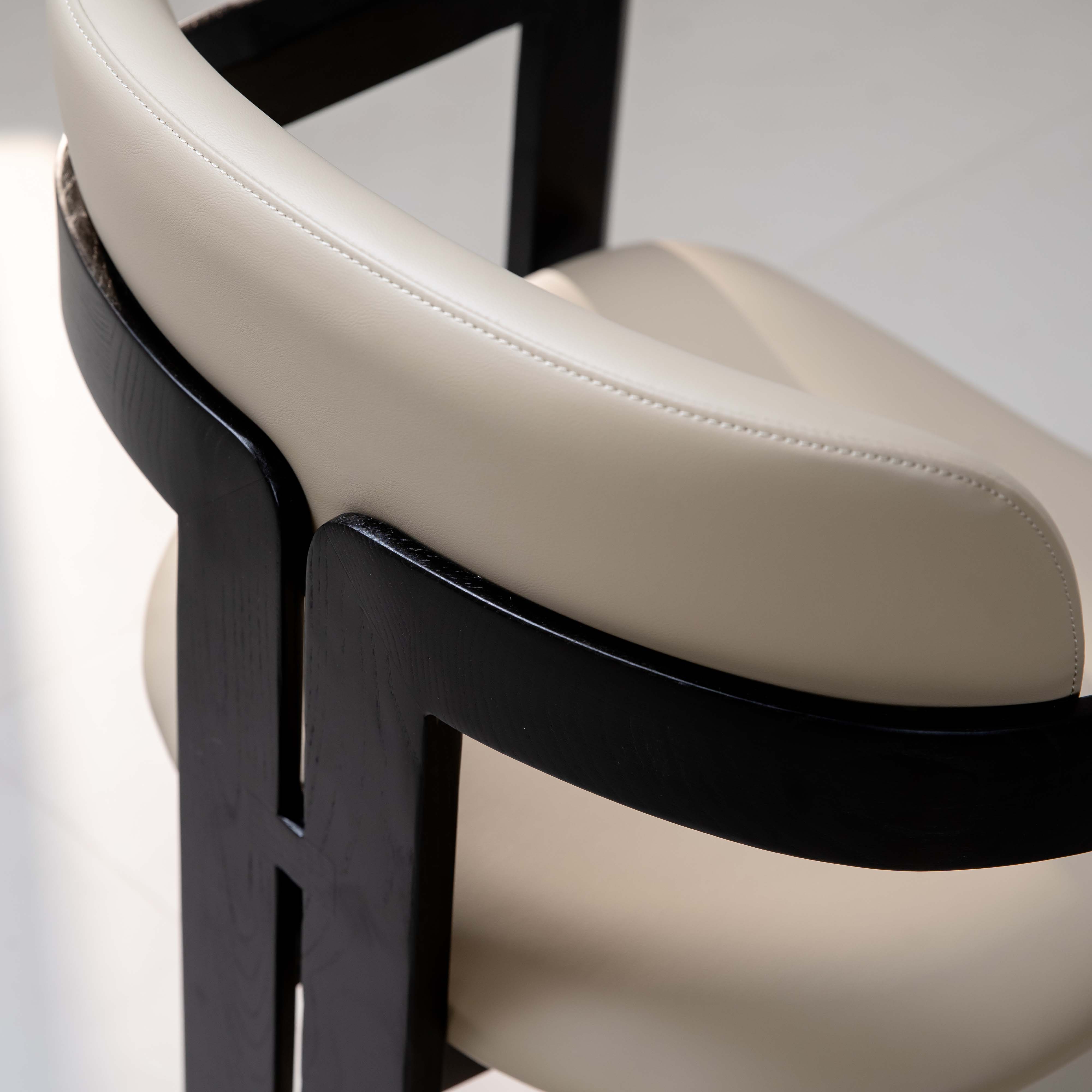 Fauteuil de salle à manger moderne en cuir rembourré 