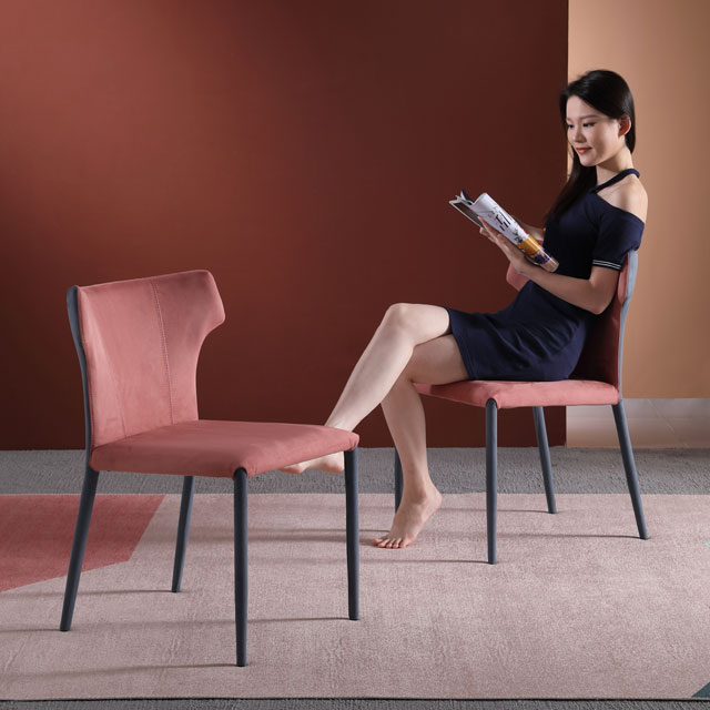 Chaise de salle à manger avec cadre en métal de couleur rose